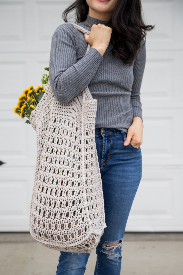 Crochet Mesh Bag - free pattern! // www.deliacreates.com