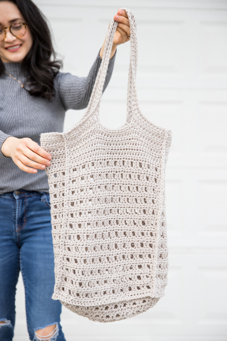 Crochet Mesh Bag - free pattern! // www.deliacreates.com