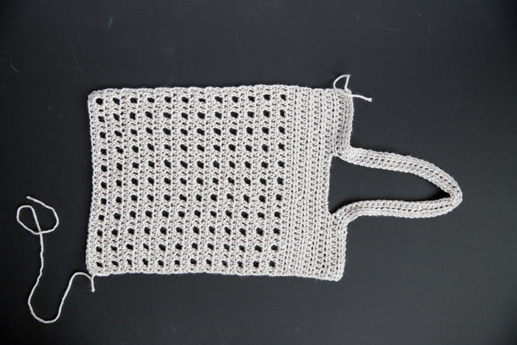 Crochet Mesh Bag - free pattern! // www.deliacreates.com