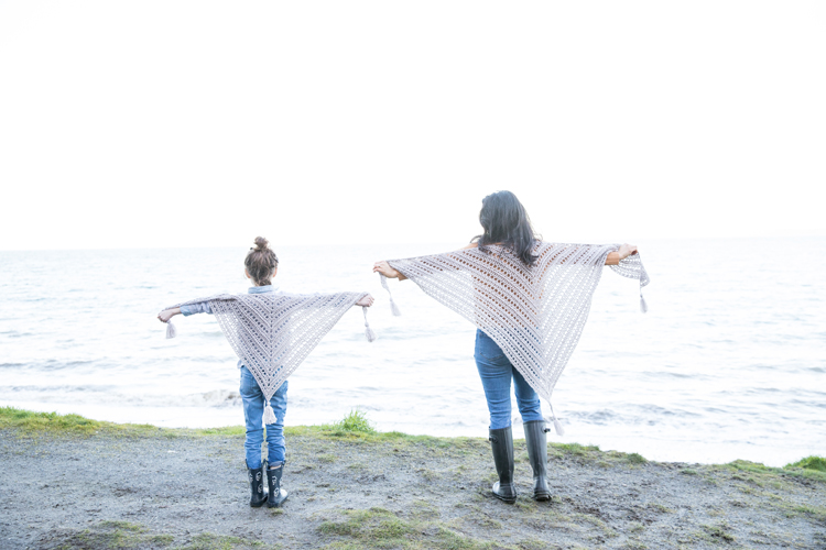 Crochet Triangle Shawl Free Pattern + Video // make a shawl scarf in ANY size from the same pattern //www.deliacreates.com