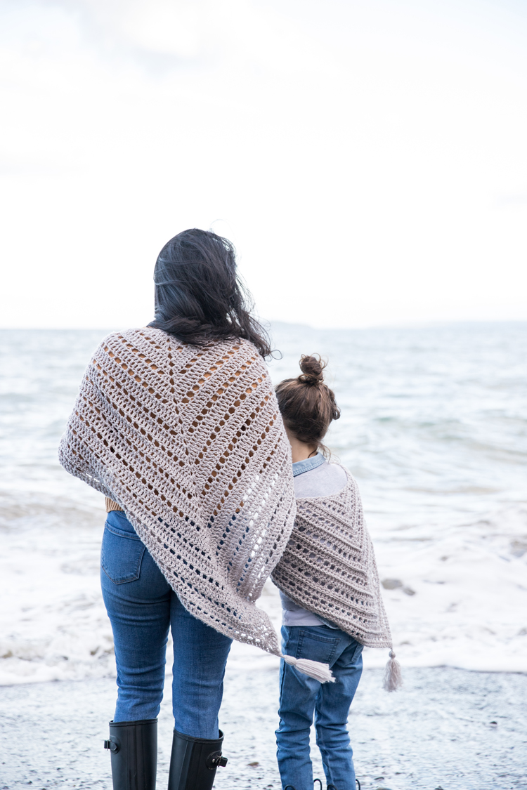 Crochet Triangle Shawl Free Pattern + Video // make a shawl scarf in ANY size from the same pattern //www.deliacreates.com