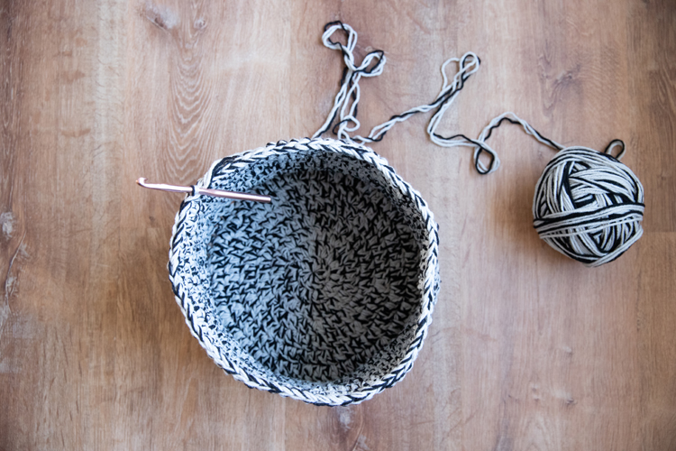 Crochet Basics: How to work in the round and make a basket! // video tutorial for beginners // www.deliacreates.com