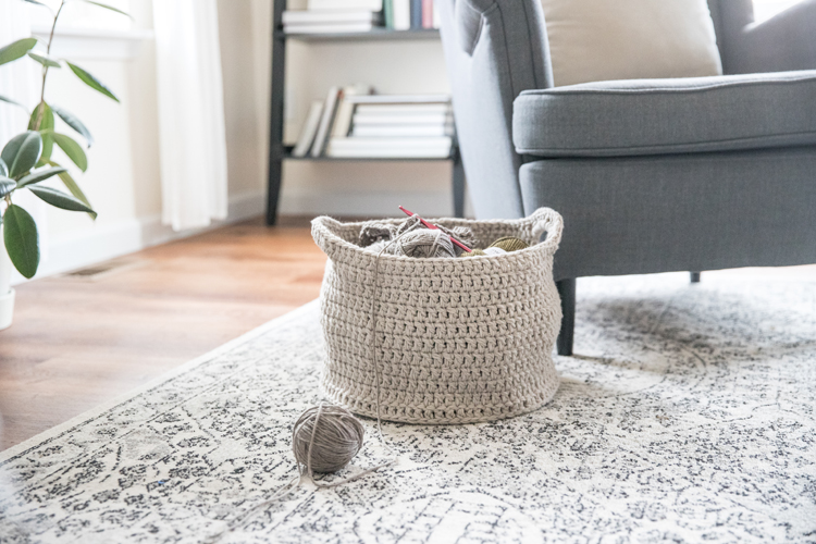 Crochet Basics: How to work in the round and make a basket! // video tutorial for beginners // www.deliacreates.com