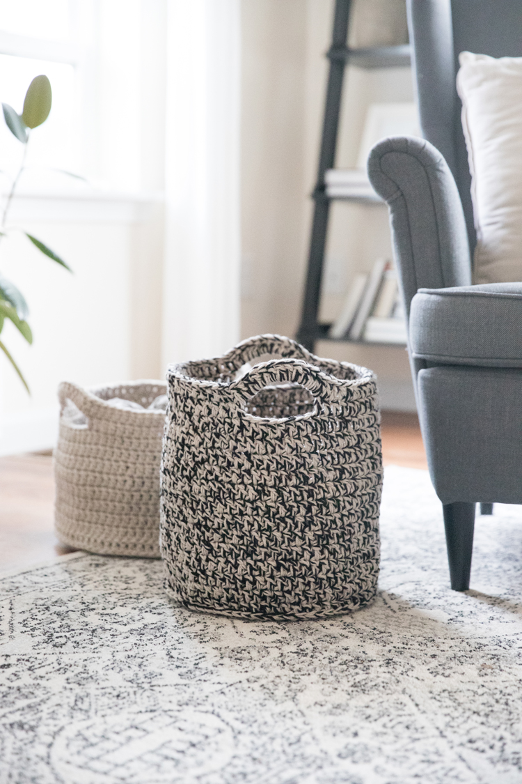 Crochet Basics: How to work in the round and make a basket! // video tutorial for beginners // www.deliacreates.com