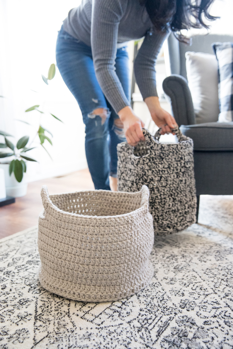 Crochet Basics: How to work in the round and make a basket! // video tutorial for beginners // www.deliacreates.com