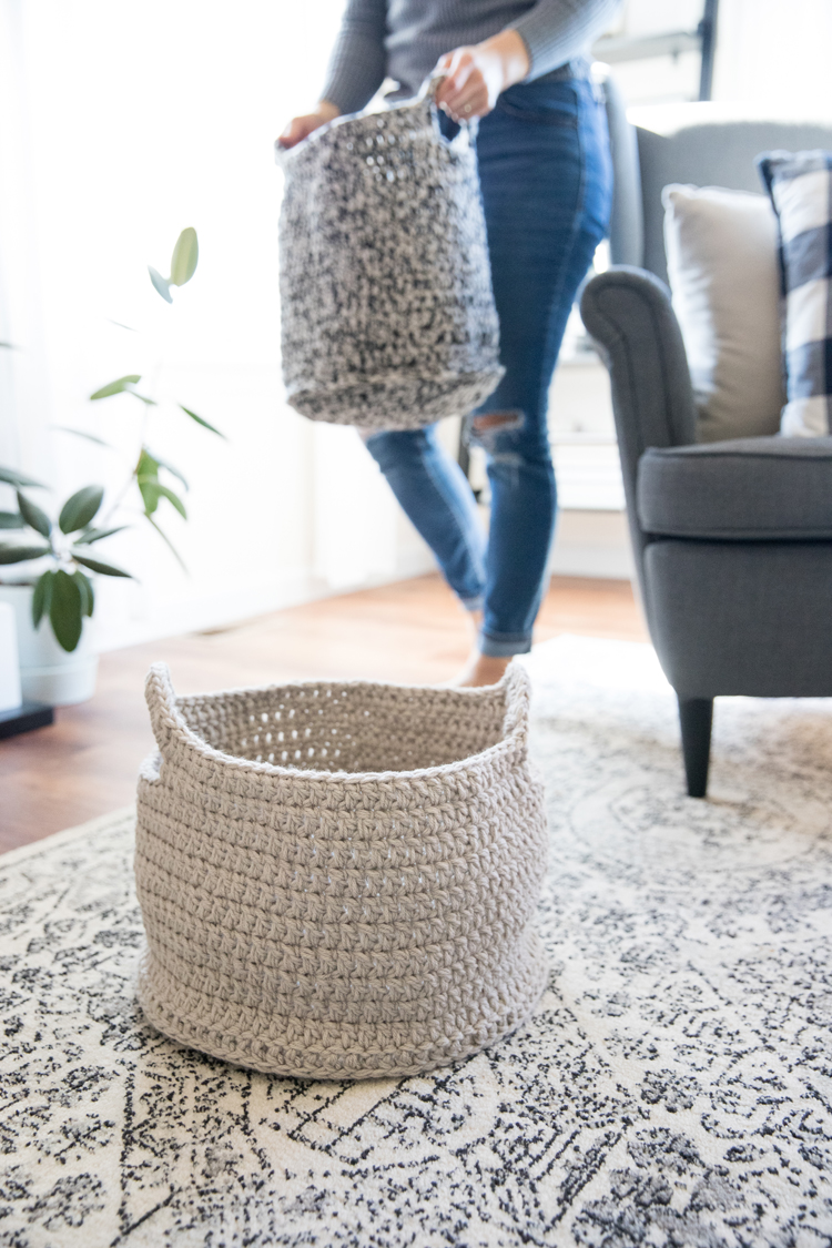 Crochet Basics: How to work in the round and make a basket! // video tutorial for beginners // www.deliacreates.com