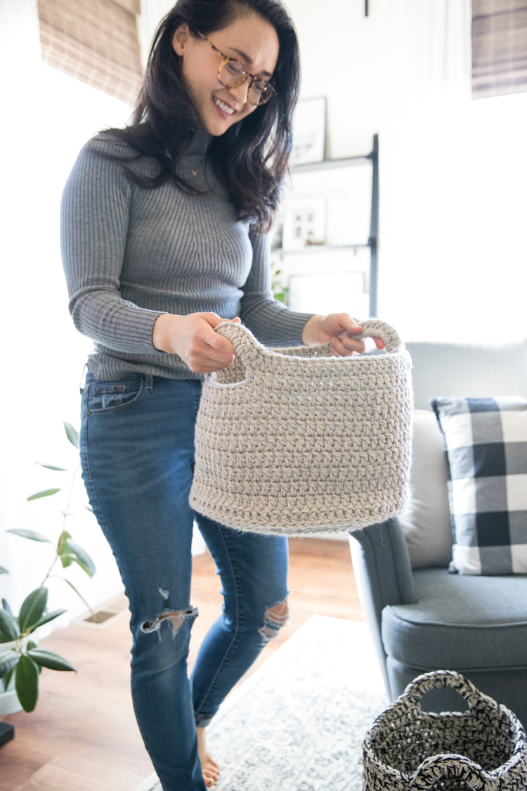 Crochet Basics: How to work in the round and make a basket! // video tutorial for beginners // www.deliacreates.com