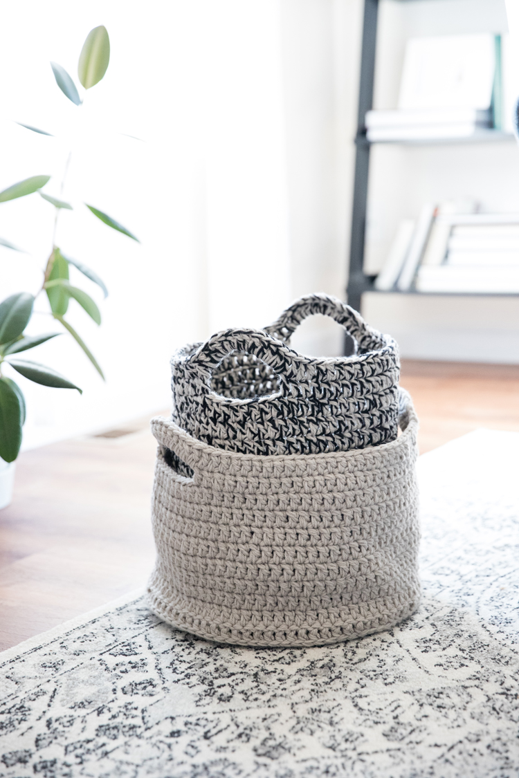 Crochet Basics: How to work in the round and make a basket! // video tutorial for beginners // www.deliacreates.com