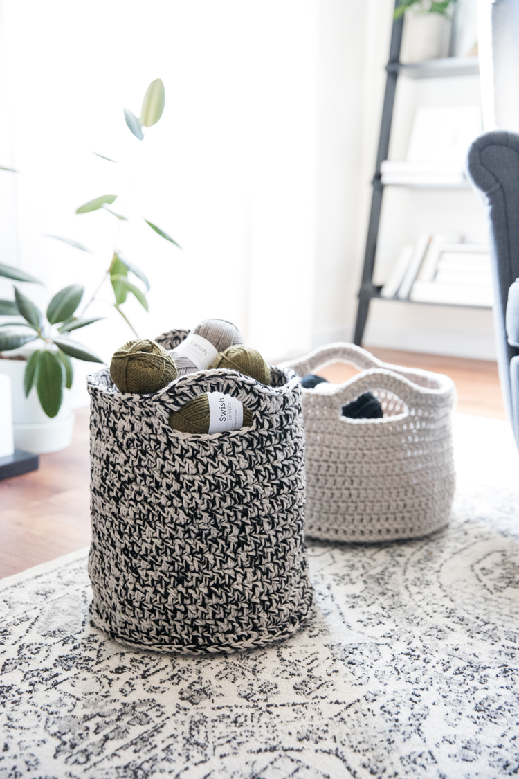 Crochet Basics: How to work in the round and make a basket! // video tutorial for beginners // www.deliacreates.com