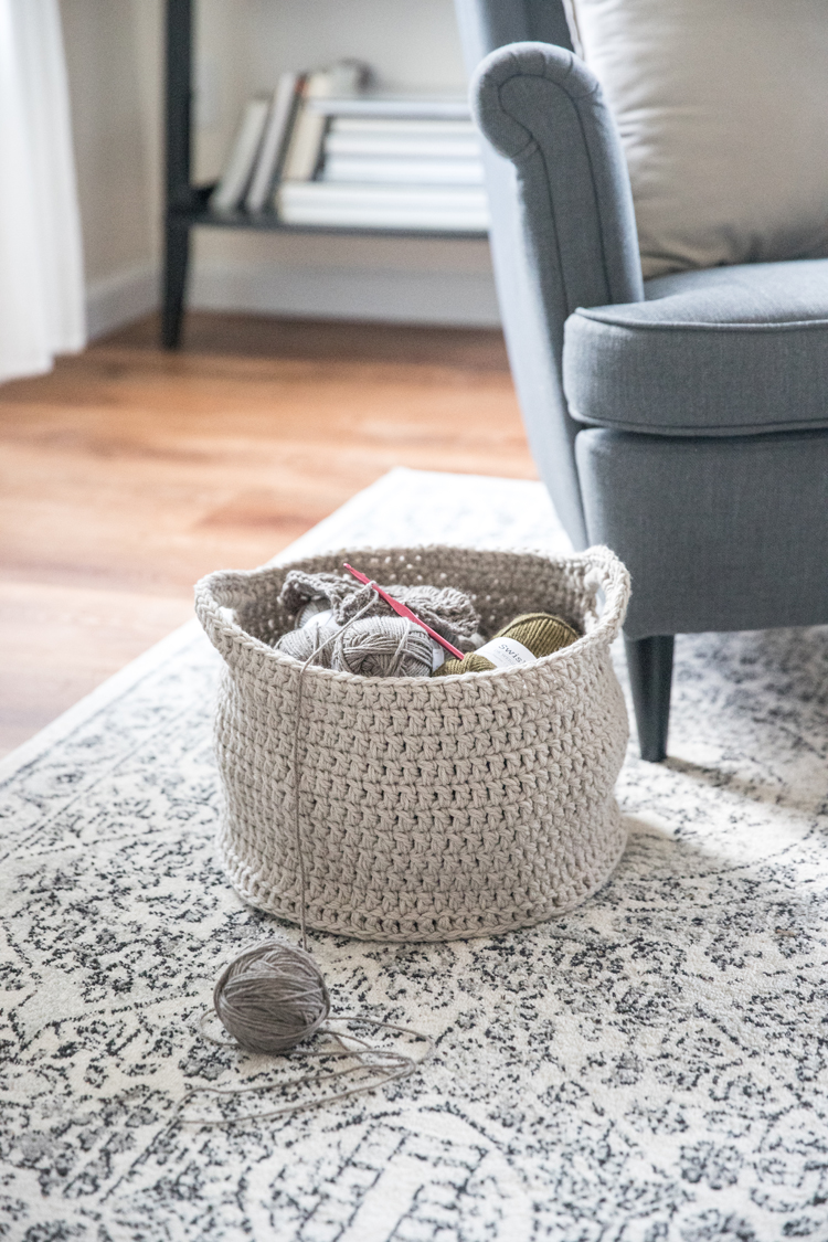 Crochet Basics: How to work in the round and make a basket! // video tutorial for beginners // www.deliacreates.com