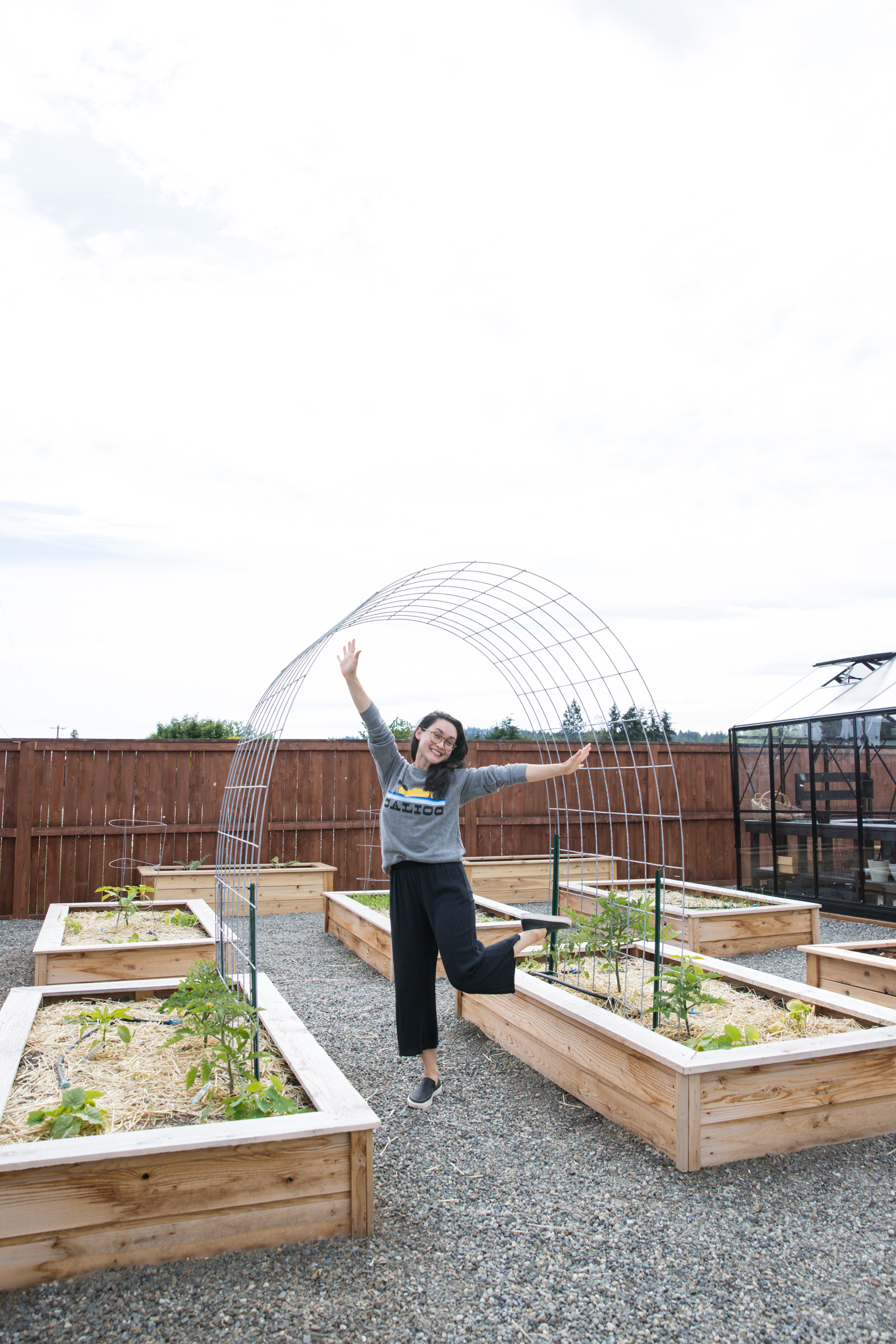 Raised Bed Garden Arch Trellis - Easy Step by step Tutorial // www.deliacreates.com