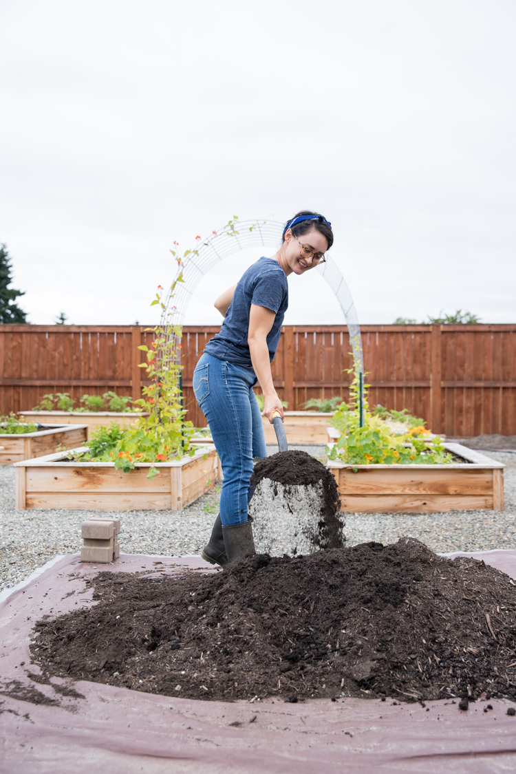 How to save money on soil for your raised beds // www.deliacreates.com