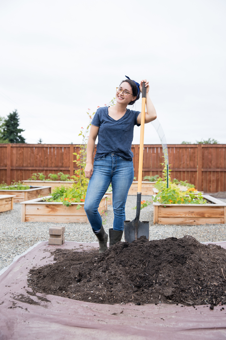 How to save money on soil for your raised beds // www.deliacreates.com