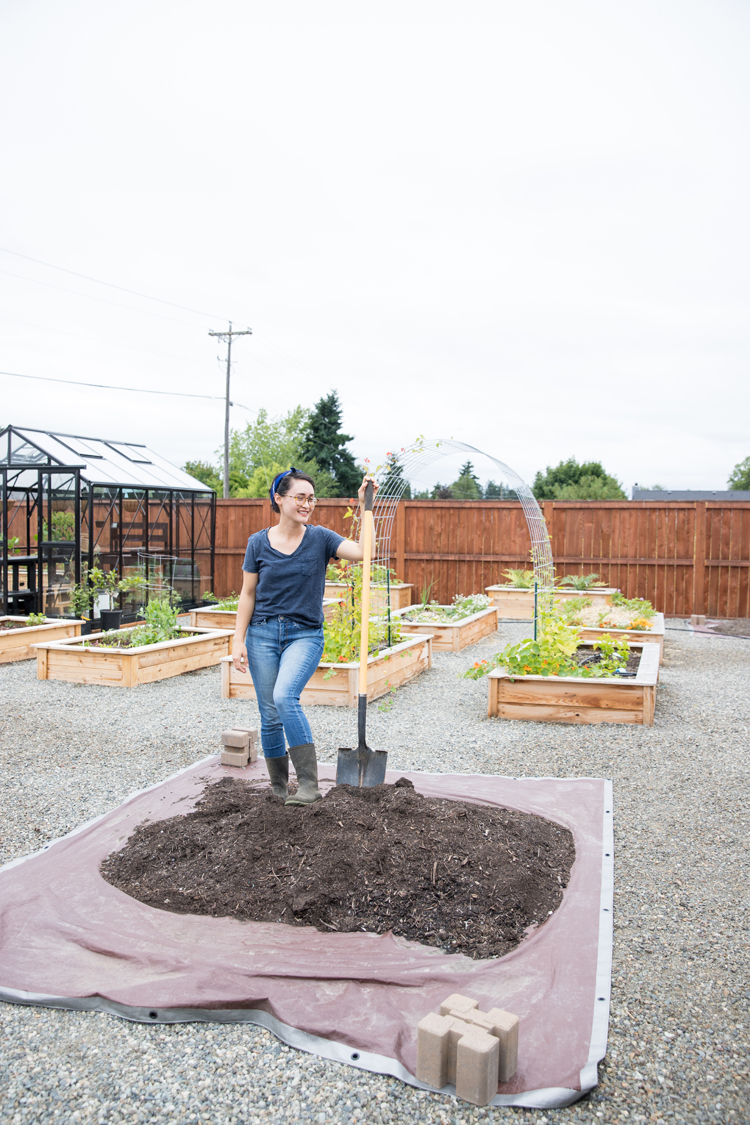 How to save money on soil for your raised beds // www.deliacreates.com