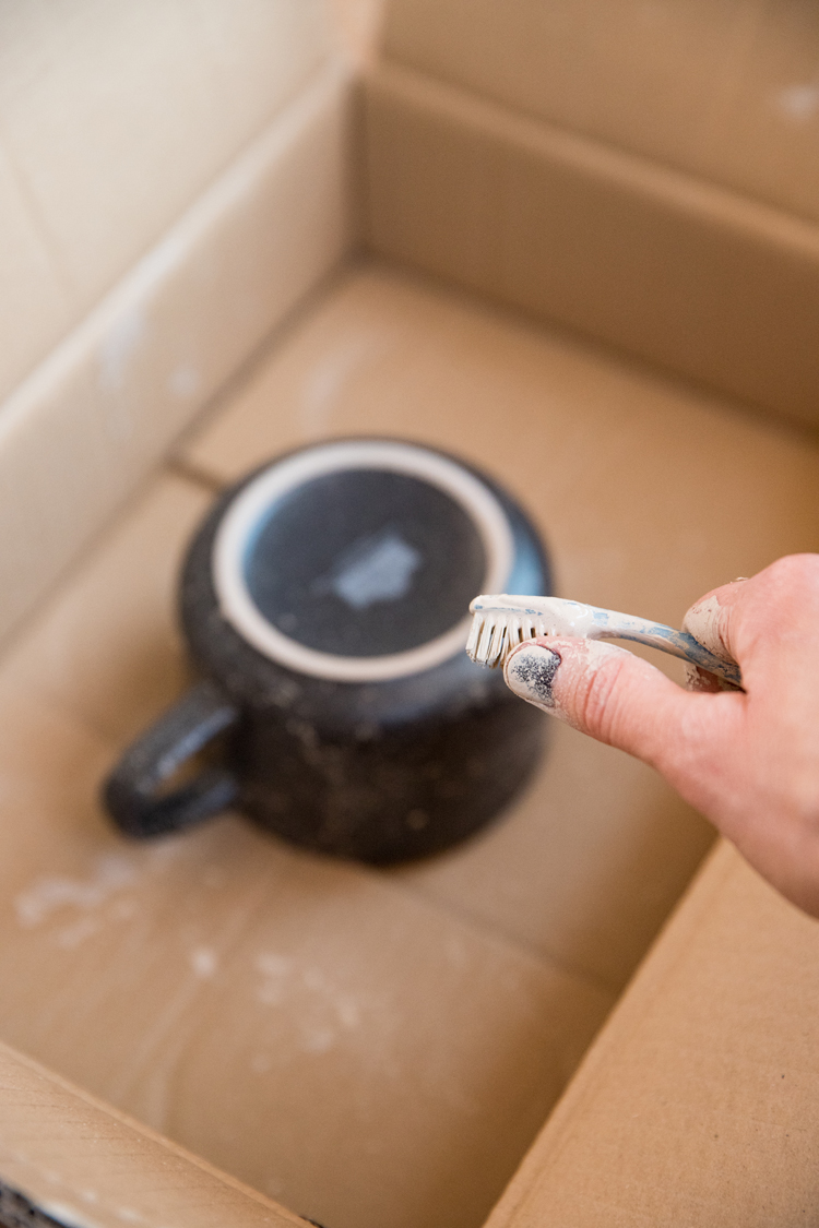 Dishwasher Safe Paint Splatter Mugs TUTORIAL // www.deliacreates.com