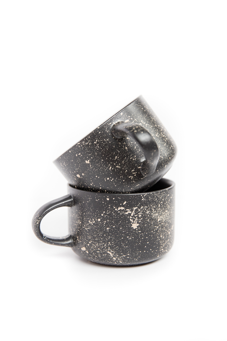 Dishwasher Safe Paint Splatter Mugs TUTORIAL // www.deliacreates.com