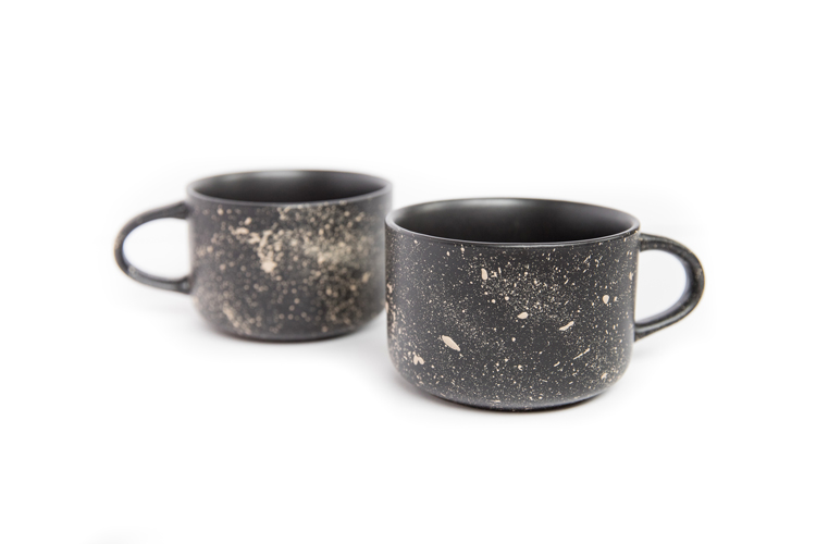 Dishwasher Safe Paint Splatter Mugs TUTORIAL // www.deliacreates.com