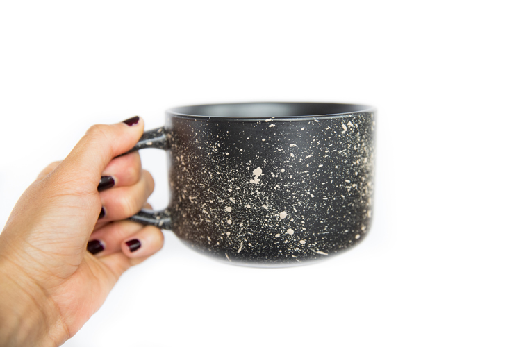 Dishwasher Safe Paint Splatter Mugs TUTORIAL // www.deliacreates.com