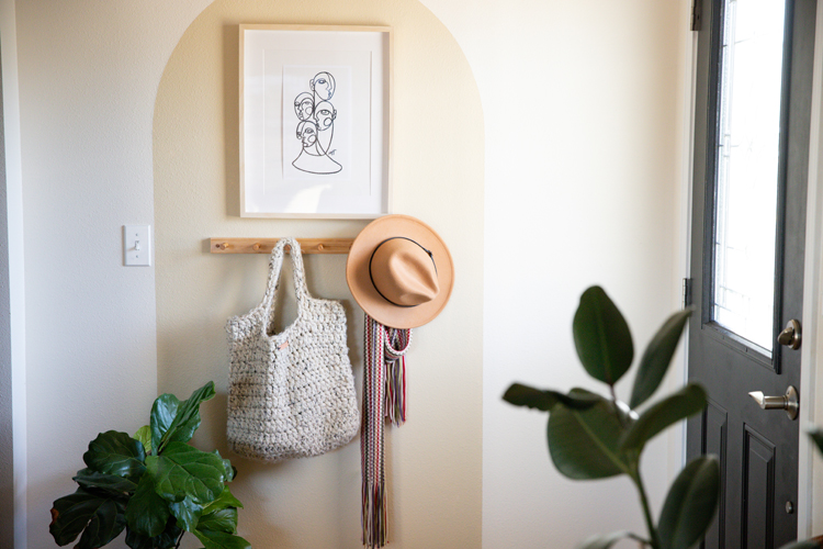 Simple Entryway Makeover // www.deliacreates.com