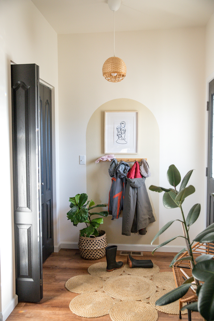 Simple Entryway Makeover // www.deliacreates.com