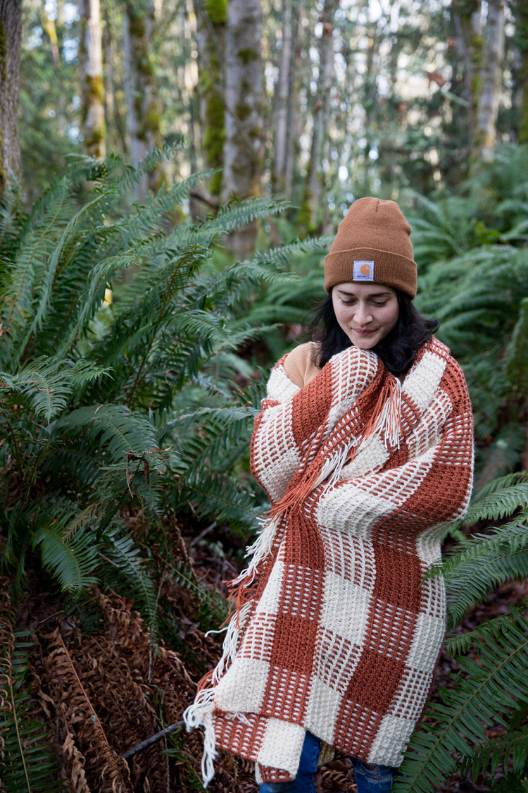 Crochet Gingham Throw Blanket - Free Pattern // www.deliacreates.com