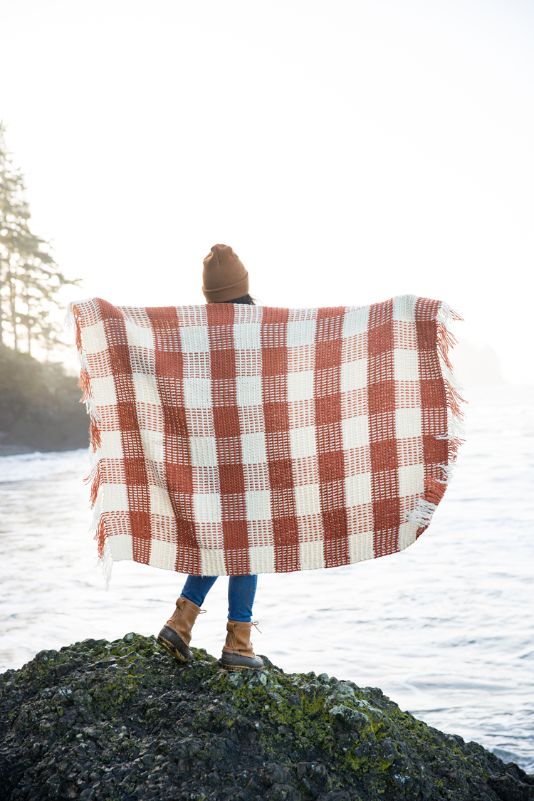 Crochet Gingham Throw Blanket - Free Pattern // www.deliacreates.com