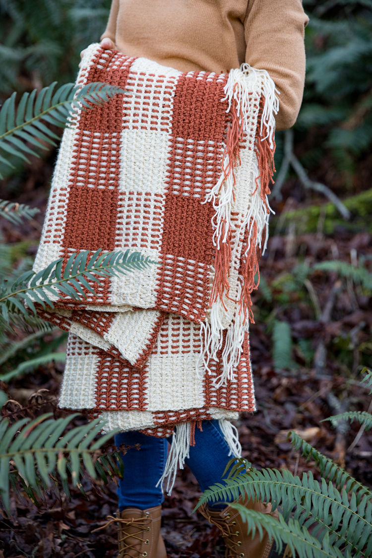 Crochet Gingham Throw Blanket - Free Pattern // www.deliacreates.com