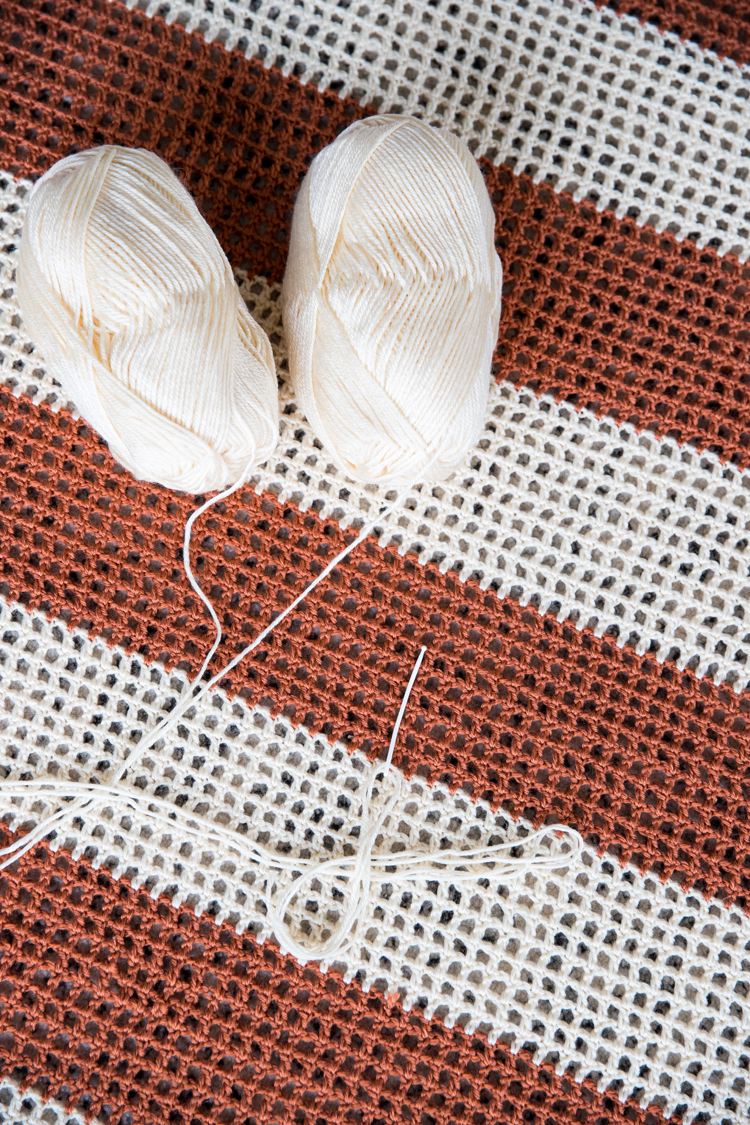 Crochet Gingham Throw Blanket - Free Pattern // www.deliacreates.com