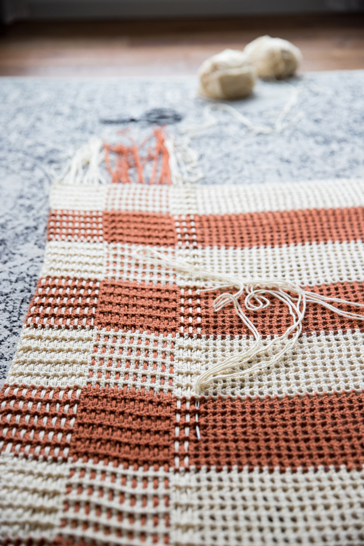 Crochet Gingham Throw Blanket - Free Pattern // www.deliacreates.com