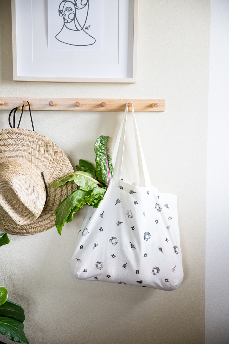 Make kid's drawings into a stamped tote for Mother's Day! // www.deliacreates.com