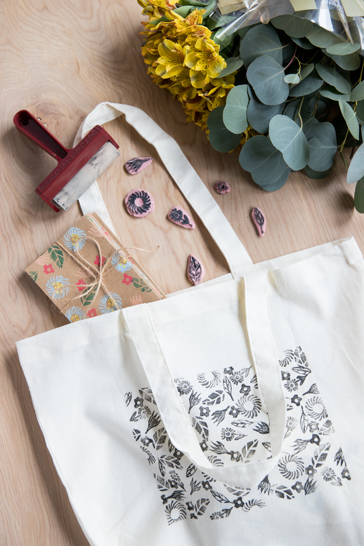 Make kid's drawings into a stamped tote for Mother's Day! // www.deliacreates.com