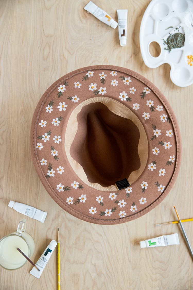 Easy Painted Daisy Hat // www.deliacreates.com