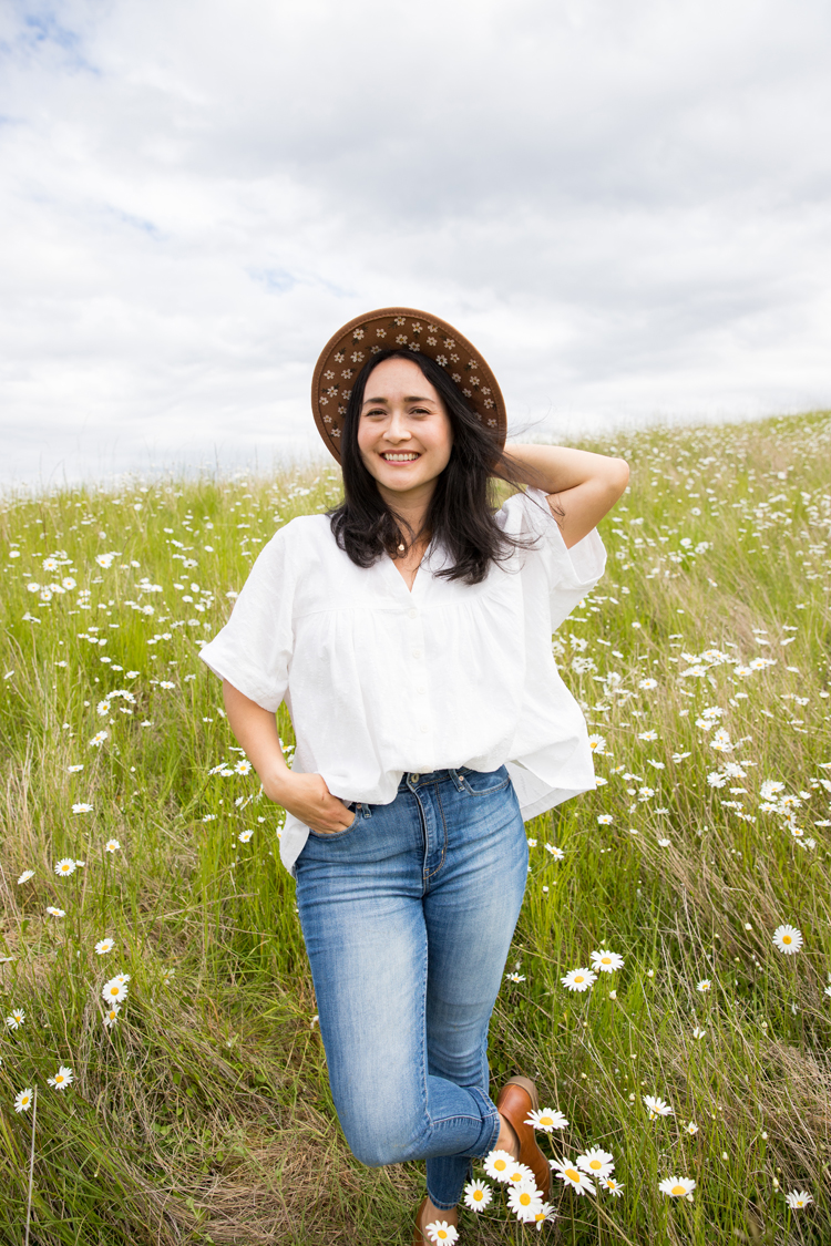 Easy Painted Daisy Hat // www.deliacreates.com