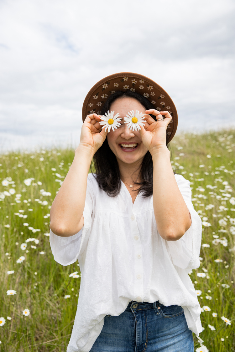 Easy Painted Daisy Hat // www.deliacreates.com