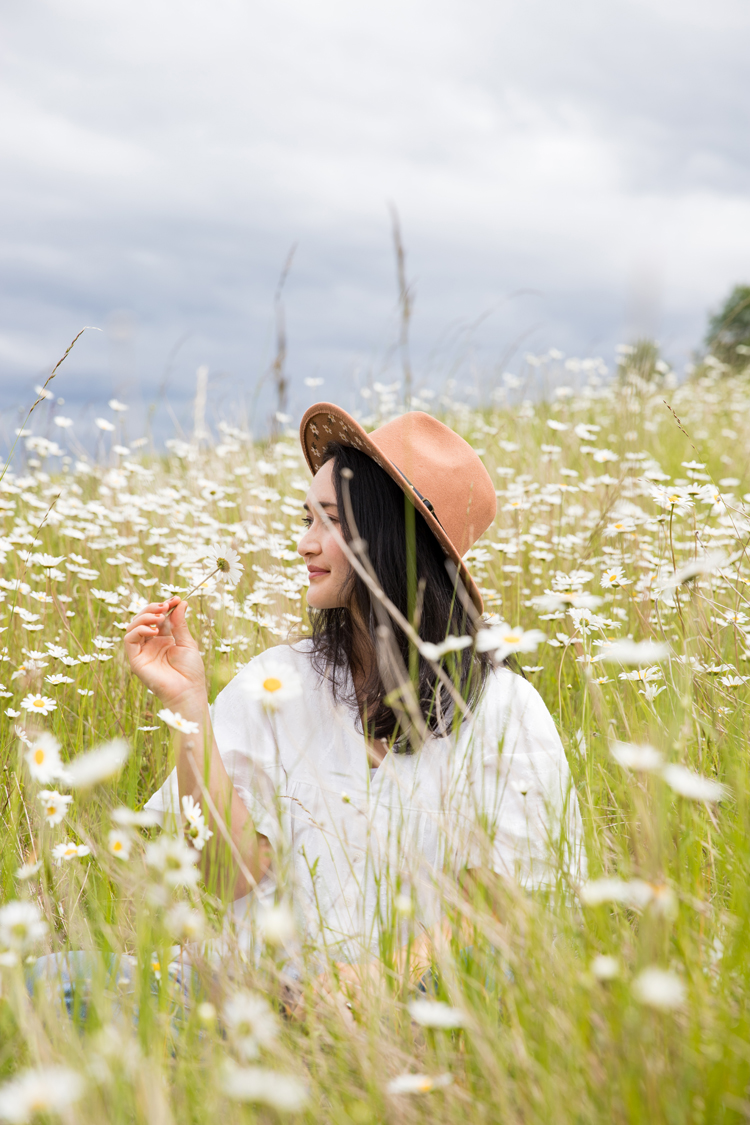 Easy Painted Daisy Hat // www.deliacreates.com