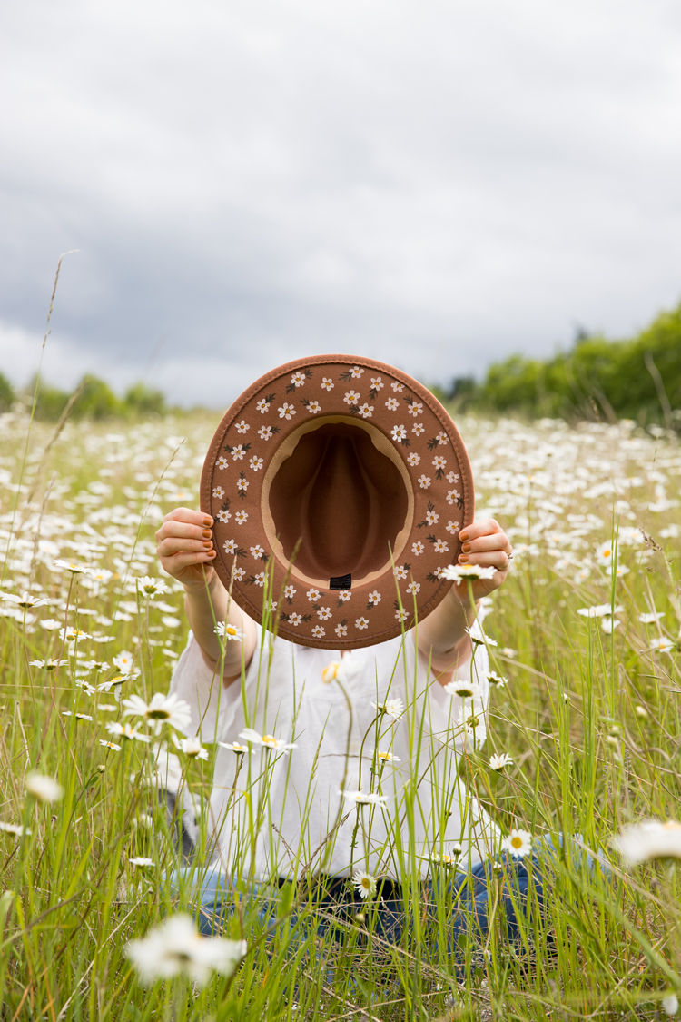 Easy Painted Daisy Hat // www.deliacreates.com