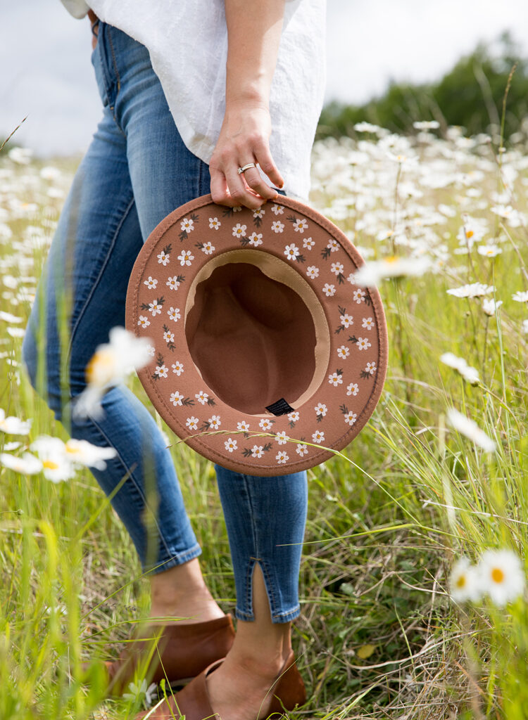 Easy Painted Daisy Hat // www.deliacreates.com