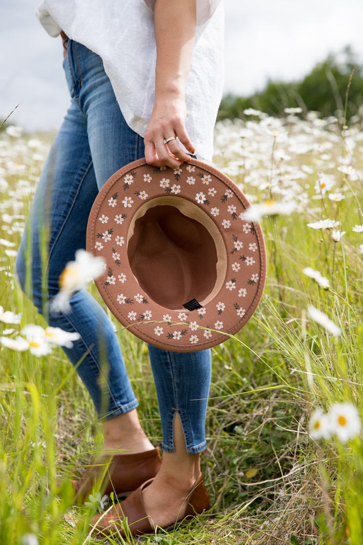 Easy Painted Daisy Hat // www.deliacreates.com