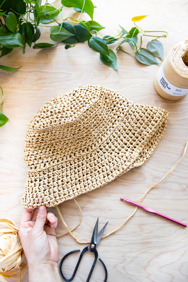 Raffia Crochet Bucket Hat - Free Pattern! // www.deliacreates.com