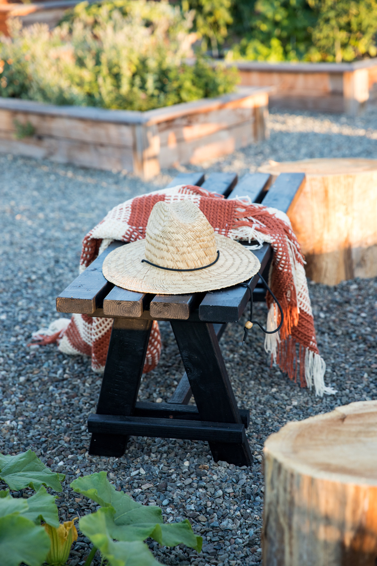Easy Garden Bench Video Tutorial // www.deliacreates.com