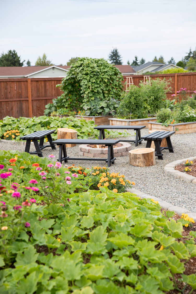 Easy Garden Bench Video Tutorial // www.deliacreates.com
