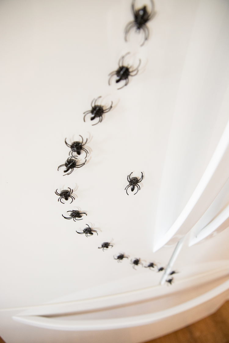 Easy Spider Magnet Craft + Halloween Decor // www.deliacreates.com