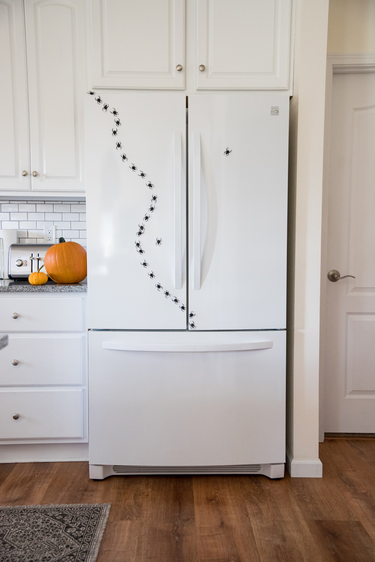 Easy Spider Magnet Craft + Halloween Decor // www.deliacreates.com