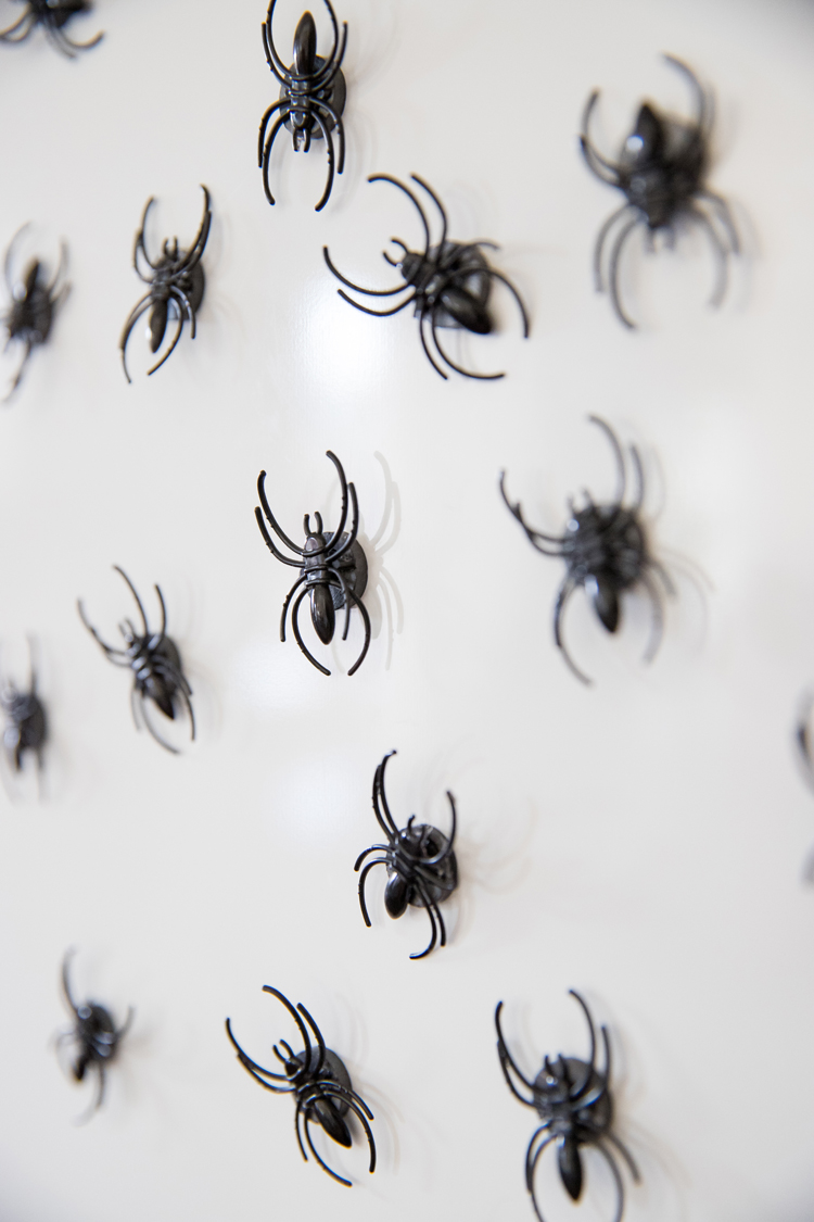Easy Spider Magnet Craft + Halloween Decor // www.deliacreates.com