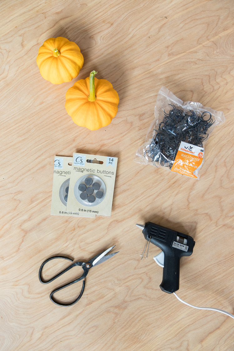 Easy Spider Magnet Craft + Halloween Decor // www.deliacreates.com