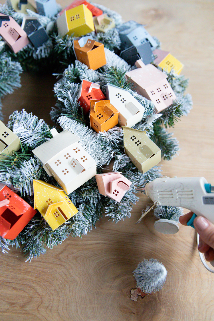 DIY Paper Village Wreath // free cut files and printable templates! //www.deliacreates.com
