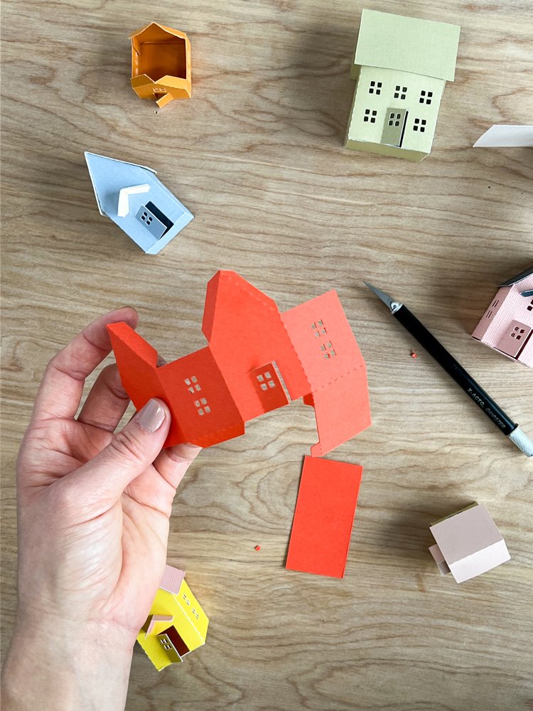 DIY Paper Village Wreath // free cut files and printable templates! //www.deliacreates.com