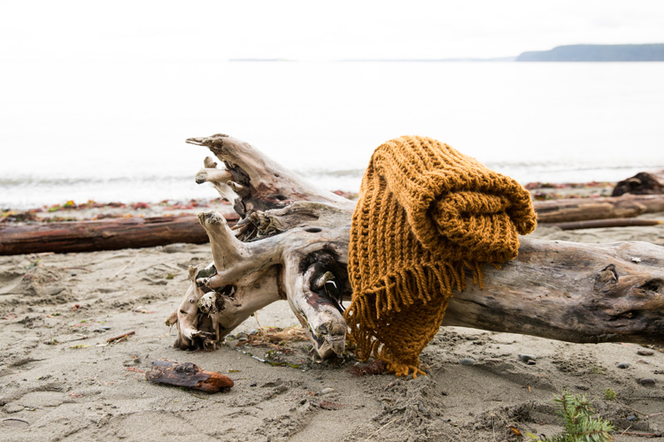 Finger Crochet Throw Blanket - Beginner friendly video tutorial // www.deliacreates.com