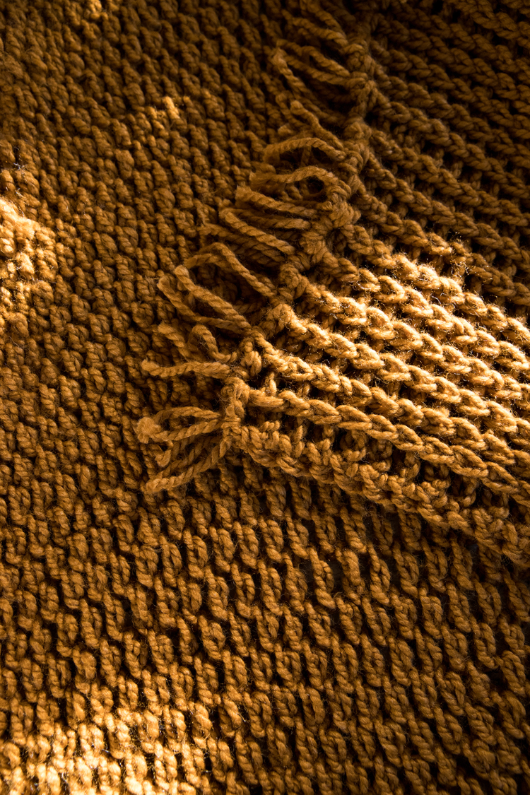 Finger Crochet Throw Blanket - Beginner friendly video tutorial // www.deliacreates.com