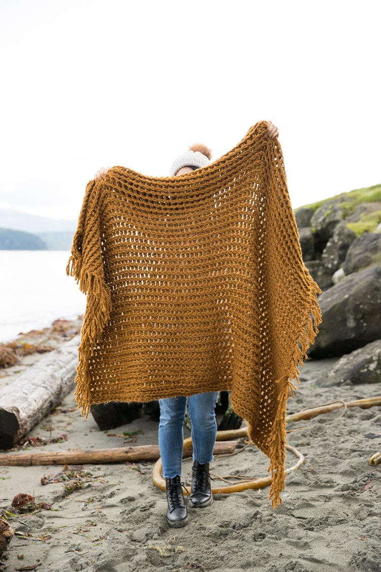 Finger Crochet Throw Blanket - Beginner friendly video tutorial // www.deliacreates.com